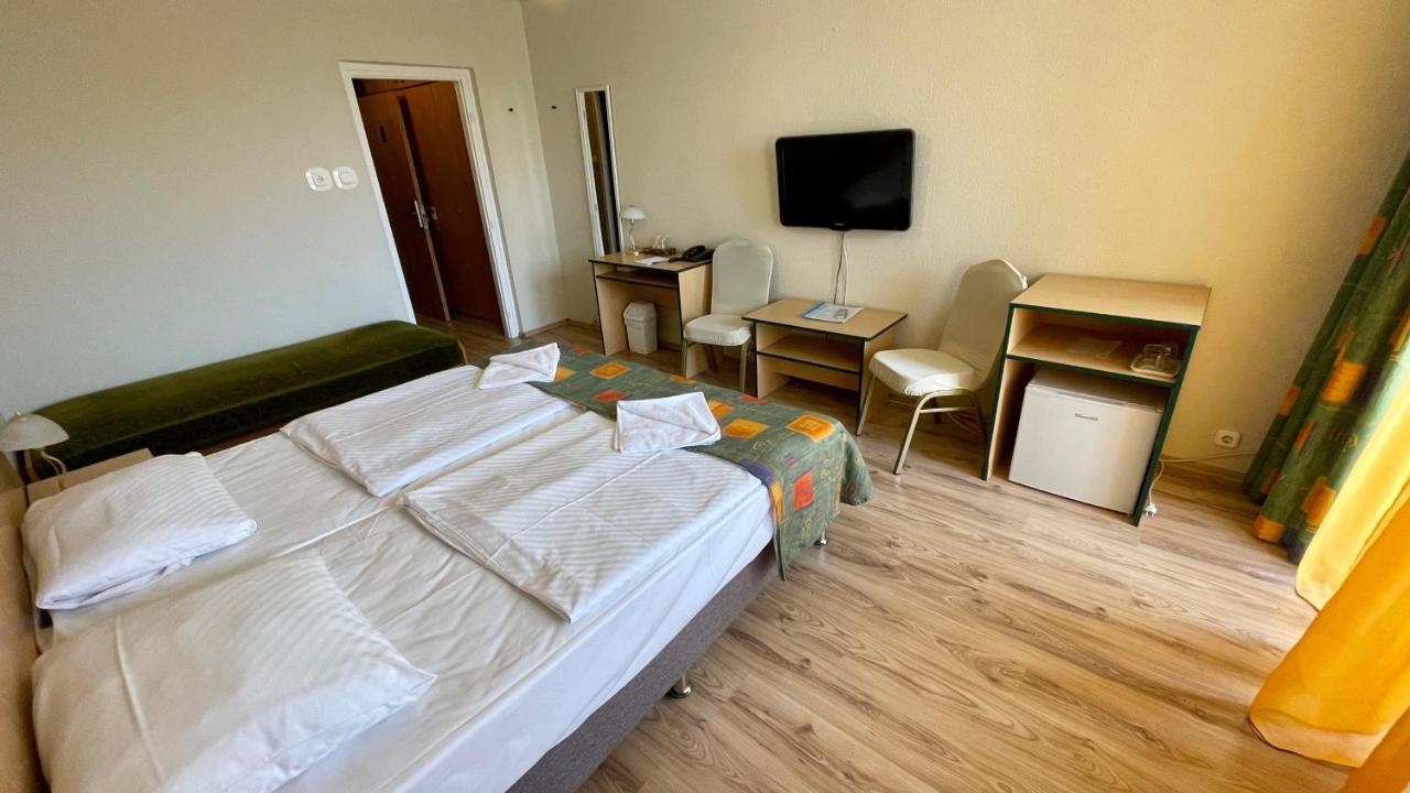 Hotel Magistern Konferencia Es Wellnesshotel Шіофок Екстер'єр фото
